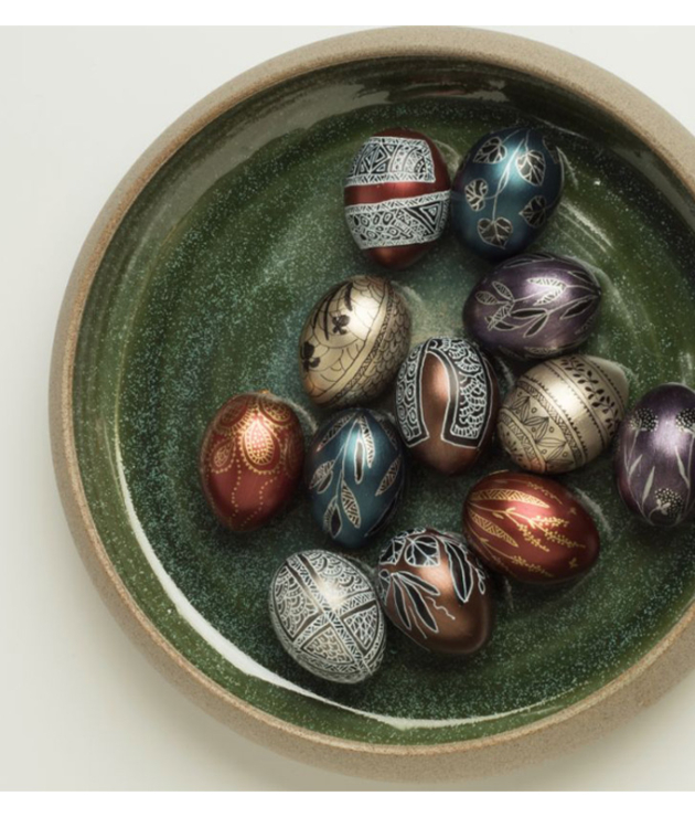 Κεραμικό μπολ της Χριστίνας Μόραλη (160€) και αυγά ζωγραφισμένα στο χέρι από το design the day