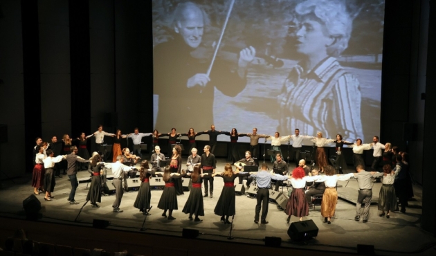 H_Mikrasia_tis_kyra-Domnas_omadiki_ΙΙΙ