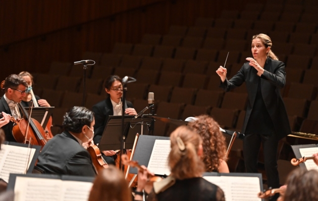 LPO Principal Guest Conductor Karina Canellakis and London Philharmonic Orchestra (c) Mark Allan