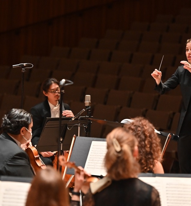 LPO Principal Guest Conductor Karina Canellakis and London Philharmonic Orchestra (c) Mark Allan