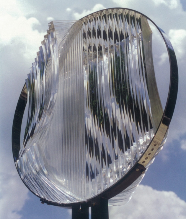 Αθηνά Πολιτοπούλου-Kargsten, Μελωδικές Ακτίνες, 1992, ατσάλι και πλεξιγκλάς, 180 x 90 x 90 εκ., Ευγενική παραχώρηση της καλλιτέχνιδας