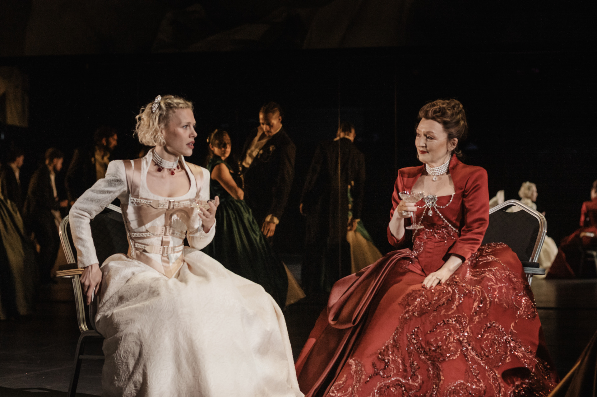 ΜΜΑ 26-27- NT-Liaisons-Hannah van der Westhuysen (Cécile de Volanges) and Lesley Manville (Marquise de Merteuil) in Liaisons Dangereuses at the National Theatre. Photographer Sarah Lee LLD069 (1)