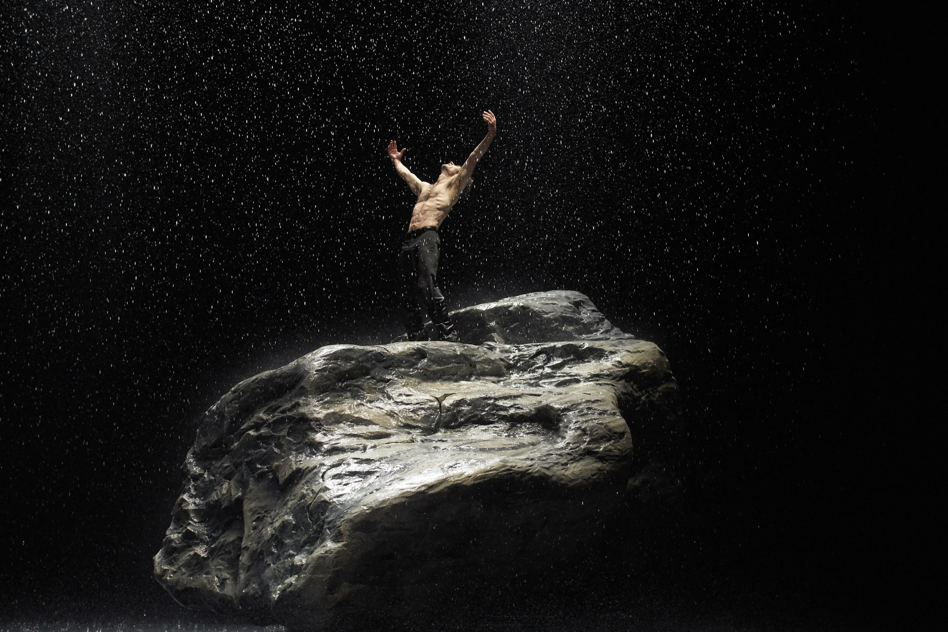 ΜΜΑ 26-27-Vollmond (Full Moon) A piece by Pina Bausch. Rainer Behr. Photo by Uwe Stratmann